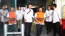 Gubernur Riau Abdul Wahid (menggunakan rompi tahanan) digiring petugas menuju rumah tahanan usai menjalani pemeriksaan di Gedung Merah Putih Komisi Pemberantasan Korupsi (KPK), Jakarta, Rabu (5/11/2025). Abdul Wahid akan menjalani masa penahanan pertama selama 20 hari, terhitung mulai tanggal 5 November hingga 23 November 2025, di Rumah Tahanan (Rutan) KPK. (merdeka.com/Arie Basuki)