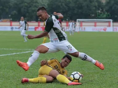 Pemain PS Tira, Wawan Febriyanto menghidari sapuan pemain Bhayangkara FC, Nurhidayat pada lanjutan Liga 1 2018 di Stadion PTIK, Jakarta, Jumat (4/5/2018). Bhayangkara bermain imbang 1-1 dengan PS Tira. (Bola.com/Nick Hanoatubun)