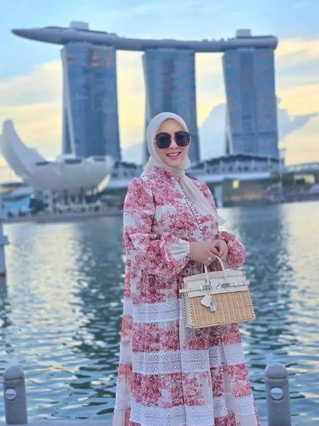 Terlihat Lincah, Syahrini Tampil Jadi Bumil Fancy Feminine Saat Temani Reino Barack Olahraga