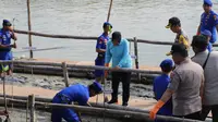 Intip Aksi Risma Tanam Pohon Mangrove di Hari Peduli Sampah Nasional