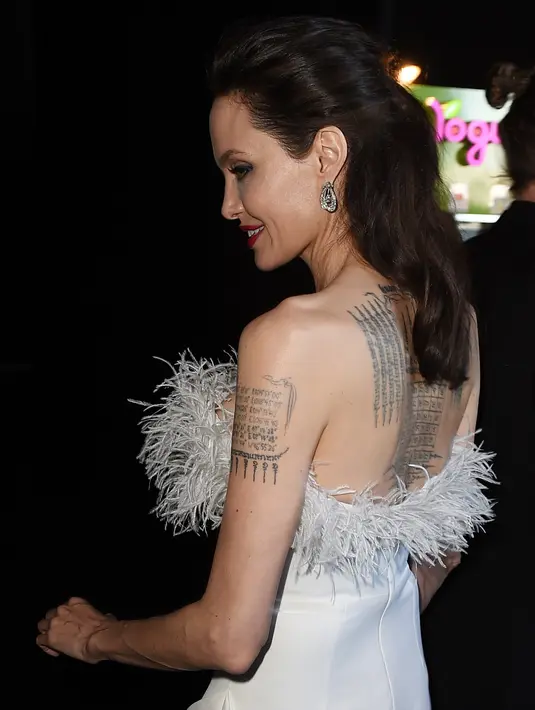 Angelina Jolie menghadiri acara Critics Choice Awards 2018 di Santa Monica, California, Kamis (11/1). Detail berbulu yang melingkari bagian dada hingga punggungnya menambah aksen tersendiri dalam penampilan Jolie kali ini. (KEVIN WINTER/GETTY IMAGES/ AFP)