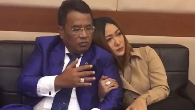 Hotman paris dan Inul Daratista