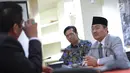 Jimly Asshidiqque memberikan keterangan saat bertemu Pansus Hak Angket KPK di Gedung ICMI, Jakarta, Kamis (7/9). Jimly menyampaikan pendapatnya bahwa KPK sebagai lembaga tidak boleh terlibat dalam kegiatan politik. (Liputan6.com/Faizal Fanani)