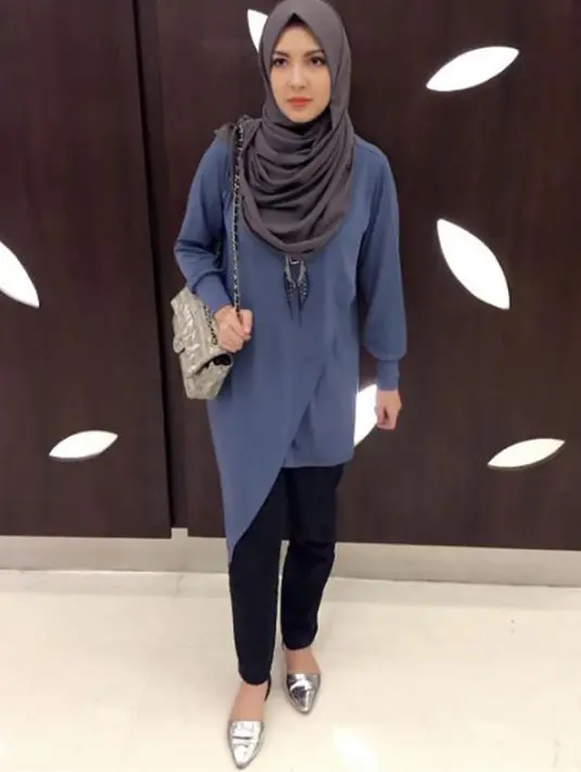 Mantan pacar Raffi Ahmad, Ratna Galih memutuskan untuk berhijab setelah membaca dan memahami Alquran. Ratna berhijab mulai tahun 2015, dua tahun setelah pernikahannya dengan Muhammad Sawkani Jamhuri. (instagram.com/ratnagalih)
