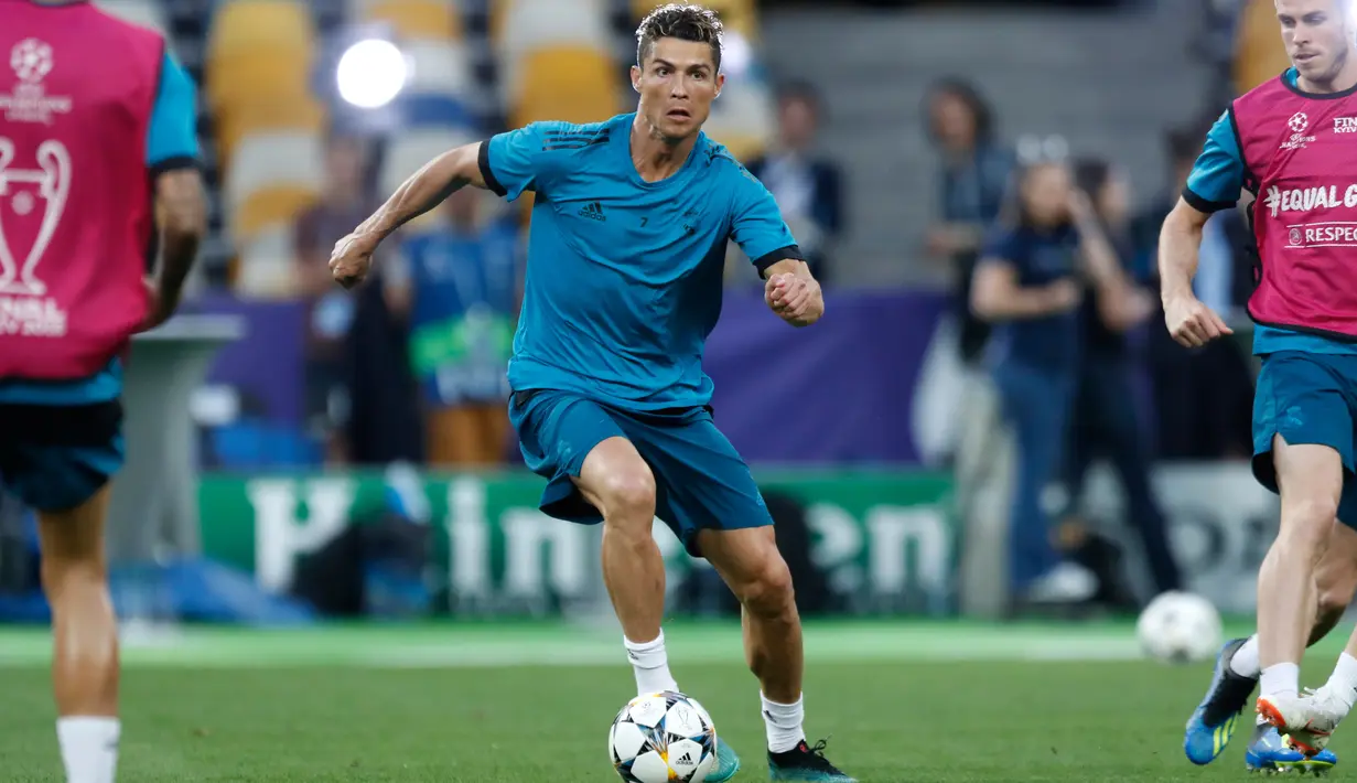 Pemain Real Madrid, Cristiano Ronaldo menggiring bola selama sesi latihan jelang final Liga Champions di NSC Olimpiyskiy Stadium, Kiev, Jumat (25/5). Final Liga Champions akan mempertemukan Real Madrid melawan wakil Inggris, Liverpool. (AP/Pavel Golovkin)