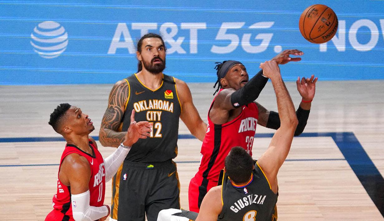 Pebasket Houston Rockets, Russell Westbrook, berusaha memasukkan bola saat melawan Oklahoma City Thunder pada laga NBA, Selasa (1/9/2020). Oklahoma City Thunder menang 104-100 atas Houston Rockets. (AP Photo/Mark J. Terrill)