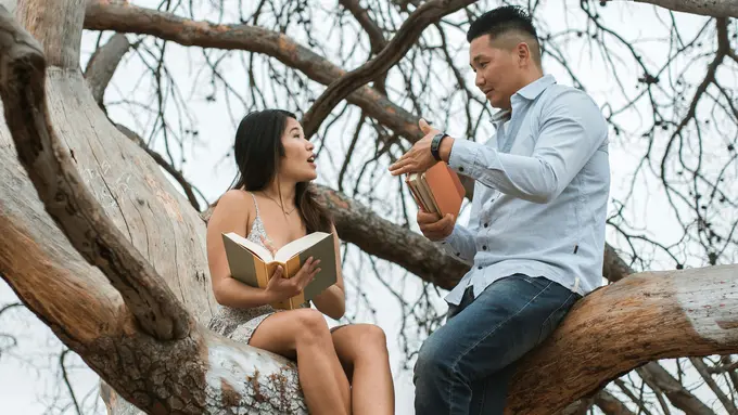 couple pria perempuan ngobrol kencan