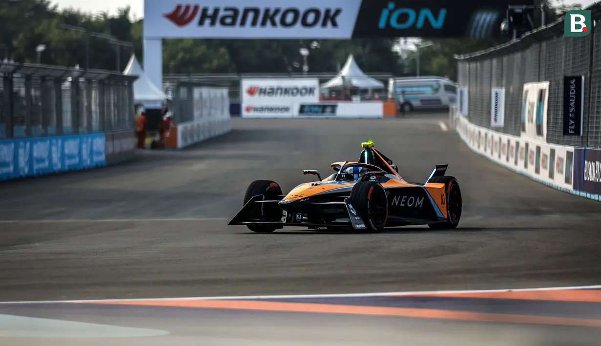 <p>Pebalap Neom McLaren Formula E Team, Jake Hughes memacu mobilnya saat sesi latihan bebas Jakarta E-Prix 2023 yang berlangsung di Jakarta Intenational E-Prix Circuit (JIEC), Ancol, Jakarta, Jumat (02/06/2023). (Bola.com/Pradipta Rama Baskara)</p>