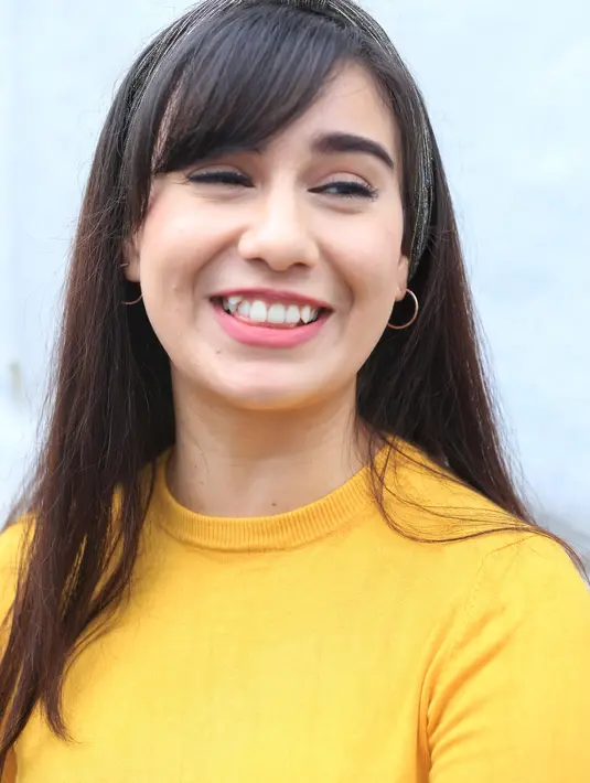 "Soalnya mau mulai bisnis sendiri. Insya Allah sih ada niat mau bikin EO. Pengennya (kuliah) di luar negeri, jadi sambil liburan. Tapi itu kan baru rencana, kita lihat aja nanti," pungkas Irish Bella. (Adrian Putra/Bintang.com)