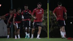 Jordi Amat (depan) berserta pemain Timnas Indonesia lainnya tampak serius melakukan sesi latihan di Jedaah, Arab Saudi pada Sabtu (4/10/2025). (Dok. Timnas Indonesia)