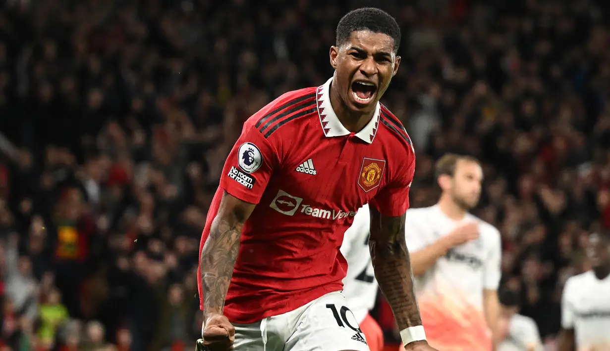 <p>Marcus Rashford. Sayap kiri Manchester United ini total telah mencetak 18 gol dari total 30 laga di semua ajang musim 2022/2023. Ia sementara memuncaki daftar top skor MU dengan unggul jauh atas legiun asing asal Portugal, Bruno Fernandes di posisi kedua dengan torehan 6 gol. (AFP/Oli Scarff)</p>