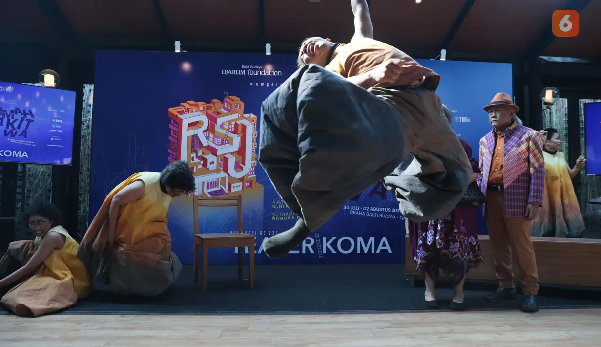 Sejumlah pemain Teater Koma menampilkan adegan pementasan Rumah Sakit Jiwa di Jakarta, Jumat (10/7/2026). Lakon yang pertama kali dipentaskan 35 tahun lalu itu kembali diproduksi dan akan dipentaskan pada 30 Juli hingga 2 Agustus 2026 di Graha Bhakti Budaya, Taman Ismail Marzuki. Pementasan tersebut mengangkat isu kemanusiaan, relasi kuasa, dan dinamika sosial yang tetap relevan dengan kehidupan masyarakat saat ini. (KLY/Budy Santoso)