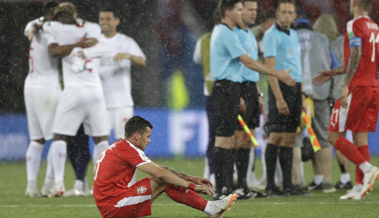 Gelandang Serbia, Nemanja Radonjic, tampak kecewa usai dikalahkan Swiss pada laga grup E Piala Dunia di Stadion Kaliningrad, Kaliningrad, Jumat (22/6/2018). Swiss menang 2-1 atas Serbia. (AP/Matthias Schrader)