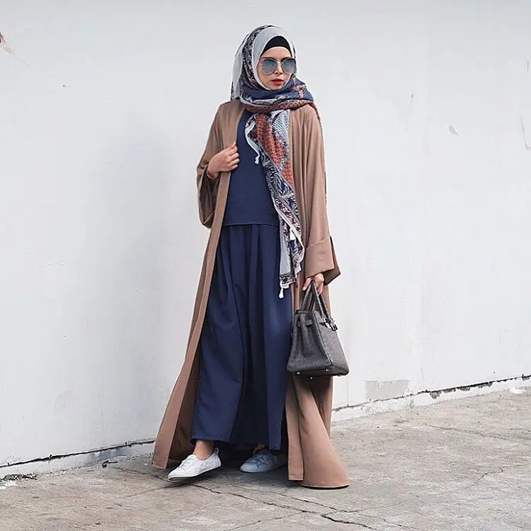Long outer bikin penampilan modis dan stylish untuk cewek berhijab. (sumber foto: @vivizubedi/instagram)