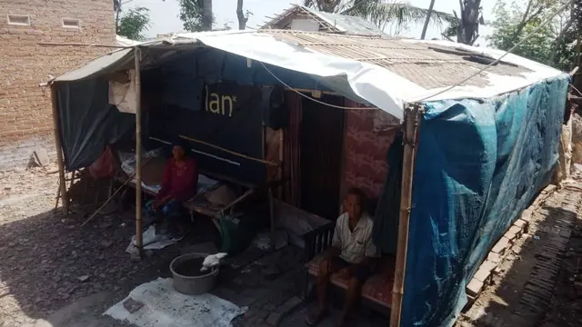 Potret kemiskinan pasangan lansia Sahid (70) dan Komah (65) di Karawang, Jabar. (Liputan6.com/Abramena)
