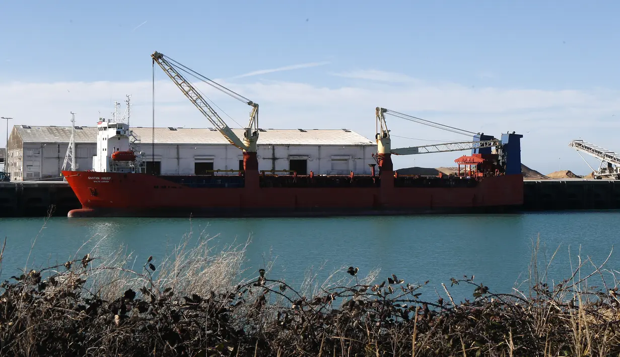 Kapal kargo berbendera Rusia berlabuh di pelabuhan Boulogne-sur-Mer, Prancis utara (26/2/2022). Intersepsi kapal, yang membawa mobil, Sabtu pagi dipicu oleh sanksi keuangan yang dikenakan beberapa hari lalu terhadap Rusia atas invasinya ke Ukraina. (AP Photo/Michel Spingler)