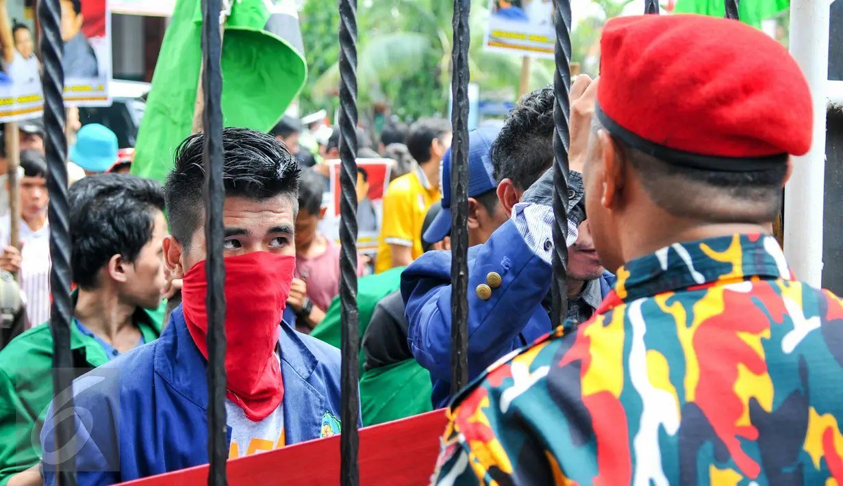 Massa Yulian Paonganan alias Ongen gelar demo di depan Pengadilan Negeri Jaksel, Jakarta, Selasa (3/5/2016). Mereka meminta PN Jaksel untuk membebaskan Ongen karena surat dakwan Ongen dinilai cacat hukum. (Liputan6.com/Yoppy Renato)