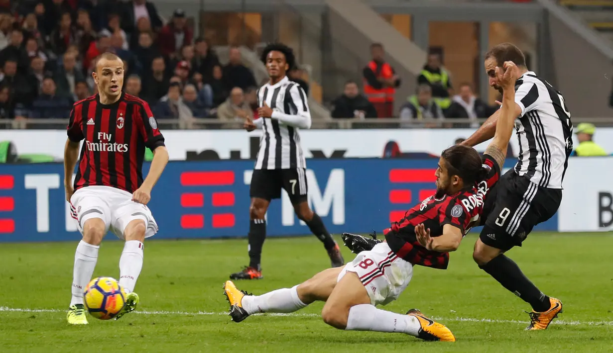 Pemain Juventus, Gonzalo Higuain melakukan tendangan yang berusaha diblokade pemain AC Milan, Ricardo Rodriguez pada lanjutan Serie A Italia di Stadion San Siro, Milan, Sabtu (28/10). Dua gol Si Nyonya Tua diborong striker Gonzalo Higuain. (AP/Luca Bruno)