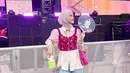 Mencari inspirasi outfit nyentrik untuk konser dengan sentuhan wastra? Bisa tiru gaya Rania Sukandari yang memadukan blus pinknya dengan crop tank top batik dan celana jeans. [@raniaskdr_].