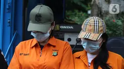Tersangka yang juga selebgram Lucinta Luna (kiri) menyaksikan pemusnahan barang bukti narkoba di Mapolda Metro Jaya, Rabu (19/2/2020). Barang bukti merupakan hasil temuan dijajaran Polres selama Januari 2020 seperti sabu, ganja, esktasi, heroin, happy five dan gorilla. (Liputan6.com/Herman Zakharia)