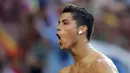 Cristiano Ronaldo melakukan selebrasi saat Piala Eropa 2004 antara Portugal melawan Belanda. (AFP/Javier Soriano)