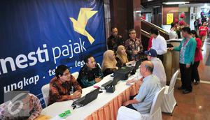 Para petugas melayani konsultasi pedagang terkait  program tax amnesty di ITC Mangga Dua, Jakarta, Selasa (1/11). Setelah pengusaha besar ikut tax amnesty, kini pemerintah menargetkan pelaku UMKM untuk ikut dalam program ini. (Liputan6.com/Angga Yuniar)