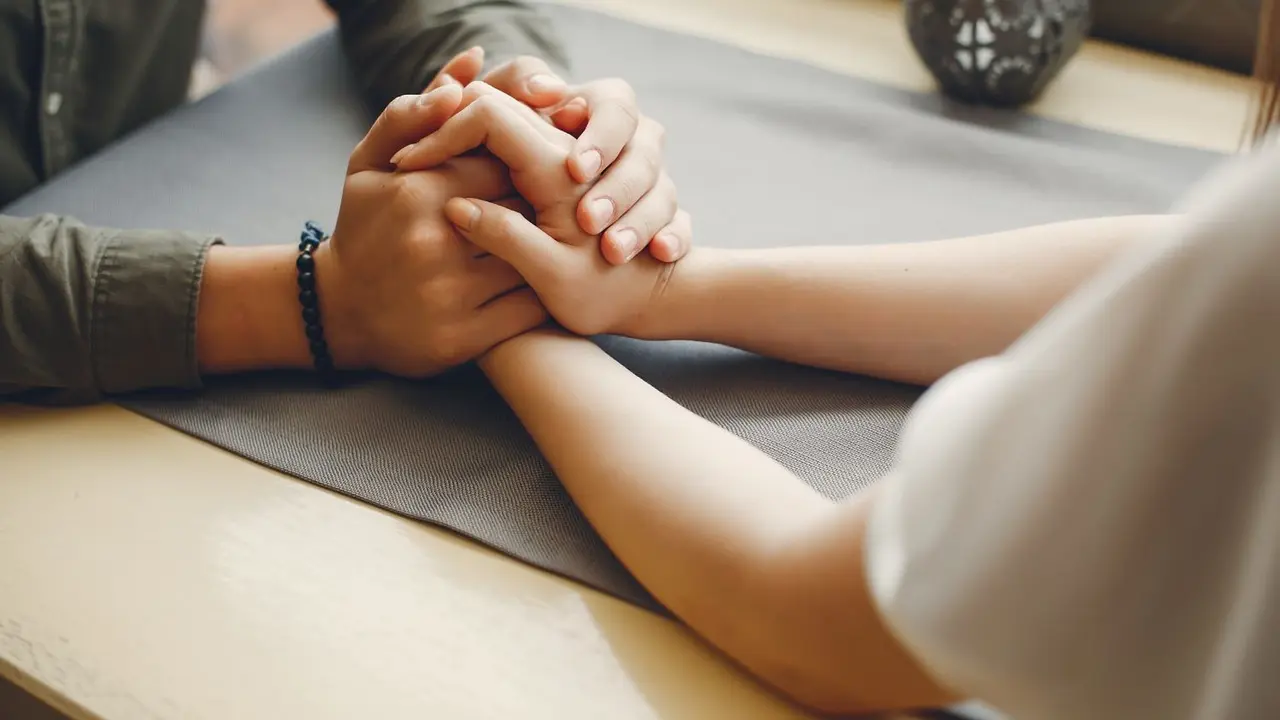 6 Hal Kecil Bikin Pasangan Jadi Baper  (photo by freepik.com)