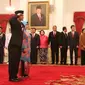 Irjen (Pol) Heru Winarko memberikan salam hormat kepada Presiden Joko Widodo (Jokowi) seusai acara pelantikan Kepala BNN di Istana Negara, Jakarta, Kamis (1/3). Sebelumnya, Irjen Heru menempati jabatan Deputi Penindakan KPK. (Liputan6.com/Angga Yuniar)