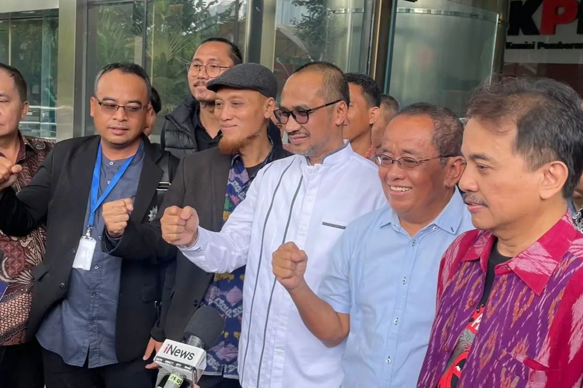 Mantan Ketua Komisi Pemberantasan Korupsi, Abraham Samad bersama dengan pegiat anti korupsi lain melaporkan dugaan korupsi ke KPK.