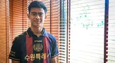 Pratama Arhan berpose di hadapan fotografer usai perkenalan pemain baru Suwon FC yang berlangsung di Hotel Sultan, Jakarta, Kamis (15/2/2024) WIB.  (Bola.com/Bagaskara Biru)