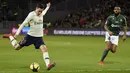 Gelandang PSG, Julian Draxler melepaskan tendangan pada laga lanjutan Ligue 1 yang berlangsung di stadion Geoffroy-Guichard, Loire, Senin (18/2). PSG menang 1-0 atas St-Etienne. (AFP/Philippe Kiasek)