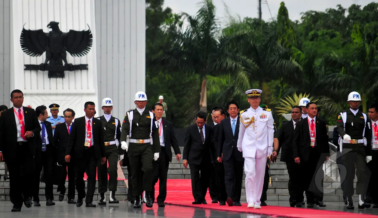 PM Jepang, Shinzo Abe usai berziarah ke Taman Makam Pahlawan, Jakarta, Rabu (22/4/2015). PM Abe berdoa untuk Eto Sichio seorang warga Jepang yang ikut membantu perjuangan rakyat Indonesia saat perang kemerdekaan. (Liputan6.com/Yoppy Renato)