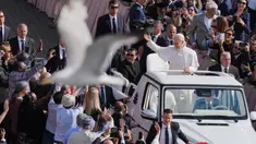 Seekor burung terbang melintas saat Paus Leo XIV menggunakan popemobile berkeliling Lapangan Santo Petrus Basilika di Vatikan, Minggu 18 Mei 2025. (Jacquelyn Martin/POOL/AFP)
