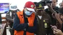 Buronan koruptor Atto Sakmiwata Sampetoding (tengah) digiring petugas di Gedung Kejaksaan Agung, Jakarta, Kamis (21/11/2019). Tim Kejagung bersama Ditjen Imigrasi dan KBRI Kuala Lumpur memulangkan buronan koruptor Rp 24 miliar yang telah divonis 5 tahun penjara. (Liputan6.com/Helmi Fithriansyah)