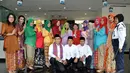 Para karyawan BCA Cabang Jatinegara, Jakarta Timur terlihat ganteng dan cantik saat mengenakan pakaian adat Betawi, Jakarta, Kamis (9/4/2014) (Liputan6.com/Miftahul Hayat)