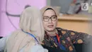 Komisioner KPU Evi Novida Ginting Manik menunggu untuk menjalani pemeriksaan di Gedung KPK, Jakarta, Rabu (26/2/2020). Evi diperiksa sebagai saksi untuk tersangka Saeful Bahri terkait kasus dugaan penerimaan hadiah atau janji penetapan anggota DPR Terpilih 2019-2024. (merdeka.com/Dwi Narwoko)