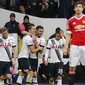 Para Pemain Tottenham Hotspur merayakan gol Erik Lamela saat melawan Manchester United pada lanjutan liga Inggris di Stadion White Heart Lane, Minggu (10/4/2016). Spurs menang3-0. (Reuters/Eddie Keogh)