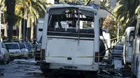 Tampak bis pengiring presiden yang hancur pasca serangan bom di Tunisia, (25/11). Diduga serangan bom ini adalah serangan bom bunuh diri. (REUTERS/Zoubeir Souissi)