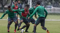 Pemain Timnas Indonesia, Osvaldo Haay berebut bola dengan Irfan Jaya saat latihan di Lapangan ABC Senayan, Jakarta, Sabtu (17/3/2018). Latihan ini merupakan persiapan jelang laga uji coba melawan Singapura. (Bola.com/Vitalis Yogi Trisna)