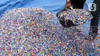 Pekerja menjemur leburan sampah plastik di gudang pengolahan sampah plastik kawasan Bekasi, Rabu (15/9/2021). Skema ekonomi sirkular mampu menjaga keberlanjutan lingkungan sekaligus memberikan manfaat ekonomi dalam hal daur ulang sampah. (Liputan6.com/Herman Zakharia)