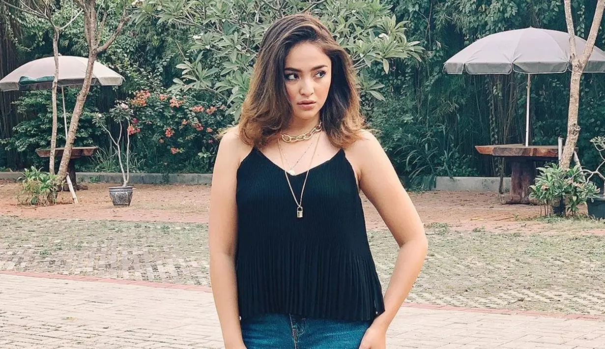 Sleevelees top bewarna hitam yang dipadukan dengan celana jeans, tentu menjadi penampilan yang simpel namun tetap elegan bagi aktris cantik yang satu ini. (Liputan6.com/IG/marshanda99)