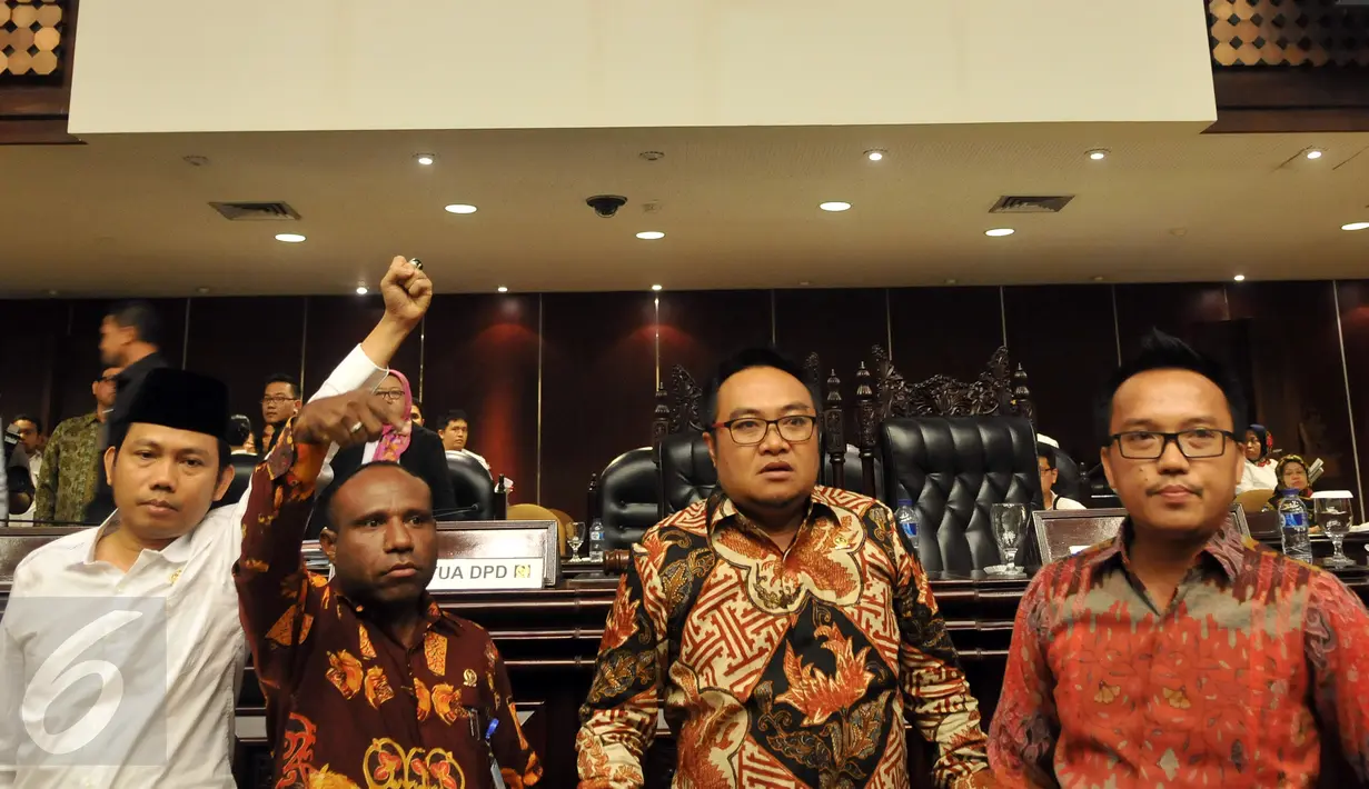 Sejumlah anggota DPD yang kecewa dengan sikap Irman Gusman maju ke depan ruang sidang, Jakarta, Kamis (17/3/2016). Ketua DPD Irman Gusman menutup dan pergi meninggalkan ruang sidang saat Sidang Paripurna DPD. (Liputan6.com/Johan Tallo) 