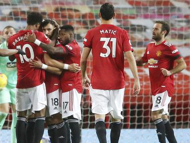 Para pemain Manchester United merayakan gol yang dicetak oleh Bruno Fernandes ke gawang West Bromwich Albion pada laga Liga Inggris di Stadion Old Trafford, Minggu (22/11/2020). MU menang dengan skor 1-0. (Martin Rickett/Pool via AP)