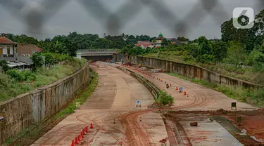 Suasana proyek pembangunan jalan tol ruas Serpong - Cinere di Tangerang Selatan, Banten, Selasa (16/2/2021).  Adanya jalan tol yang menghubungkan Serpong dan Pamulang ini diharapkan menjadi akses tol alternatif menuju Bandara Soekarno-Hatta dan wilayah sekitarnya. (Liputan6.com/Faizal Fanani)
