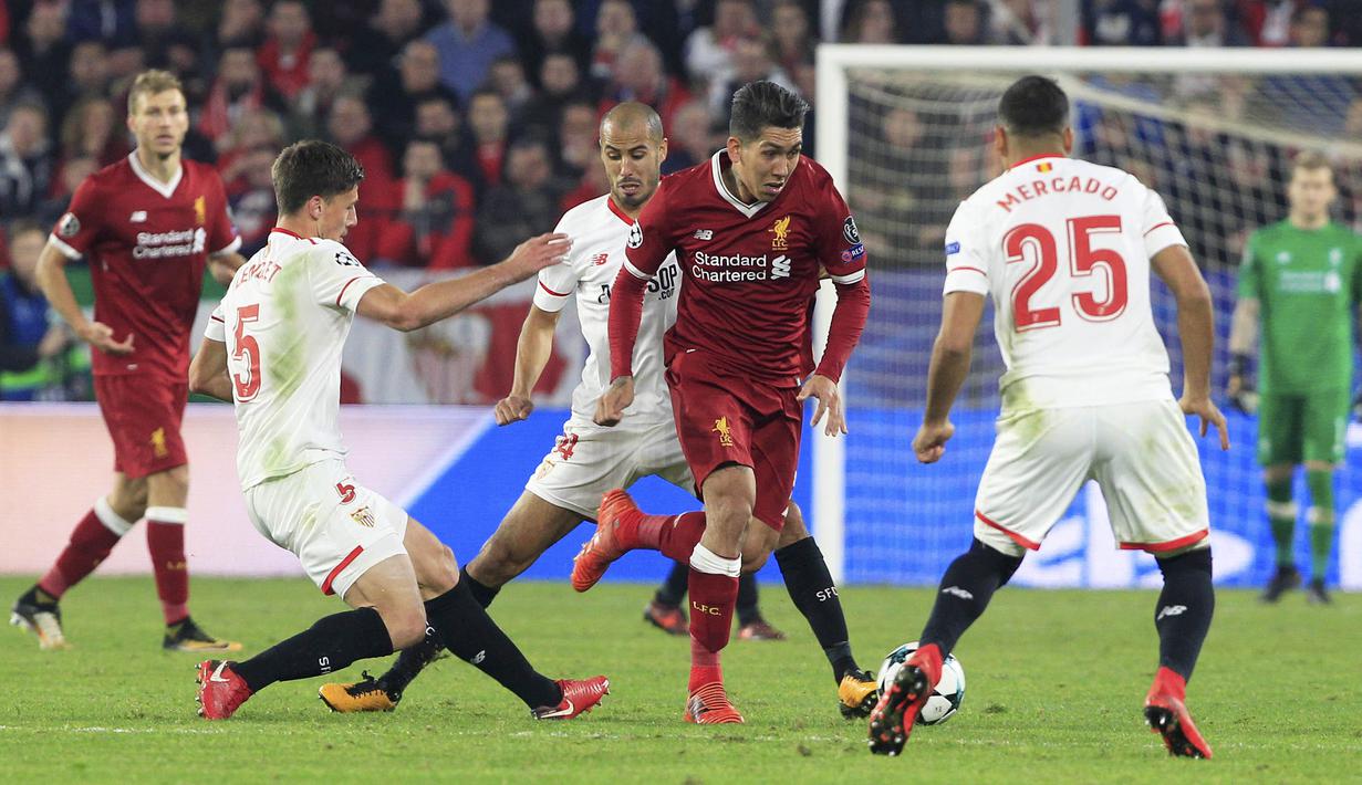 Gelandang Liverpool, Roberto Firmino, menghindari kepungan pemain Sevilla pada laga Liga Champions di Stadion Ramon Sanchez Pizjuan, Sevilla, Selasa (21/11/2017). Kedua klub bermain imbang 3-3. (AP/Miguel Morenatti)
