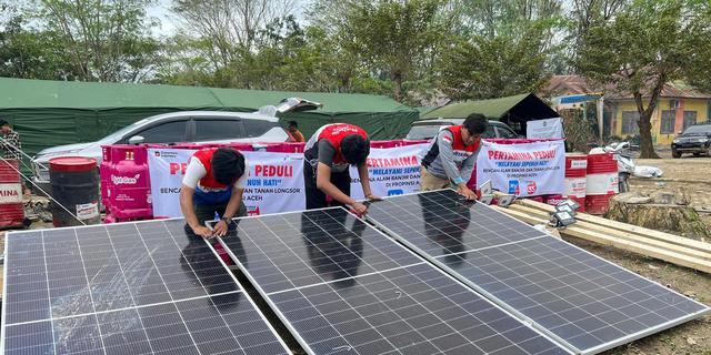 Listrik Tenaga Surya Jadi Penerang Tenda Pengungsi Aceh Tamiang