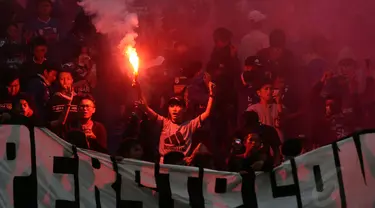 Euforia bobotoh saat menyaksikan laga Persib Bandung kontra Barito Putera di di Stadion Si Jalak Harupat, (10/6/2014). (Liputan6.com/Helmi Fithriansyah)