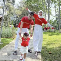 Ria Ricis bersama suami dan anaknya kompak mengenakan baju atasan merah dengan bawahan putihnya. [@riaricis1795]