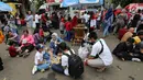 Pengunjung menikmati makan sambil lesehan jelang Closing Ceremony Asian Games 2018 di kawasan Gelora Bung Karno, Jakarta, Minggu (2/9). Mereka mengisi perut sebelum Closing Ceremony. (Liputan6.com/Fery Pradolo)