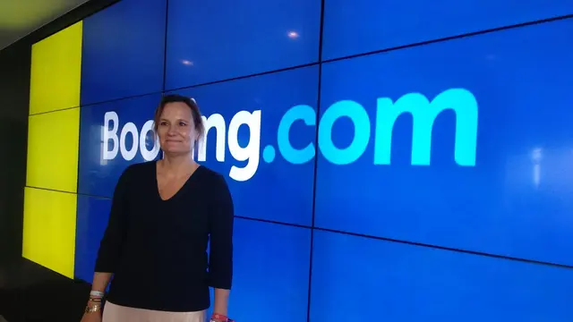 Gillian Tans, CEO Booking.com yang memilih naik sepeda ke kantor